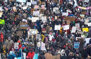 استطلاع: معظم الأمريكيين يؤيدون إلغاء إدارة الهجرة والجمارك